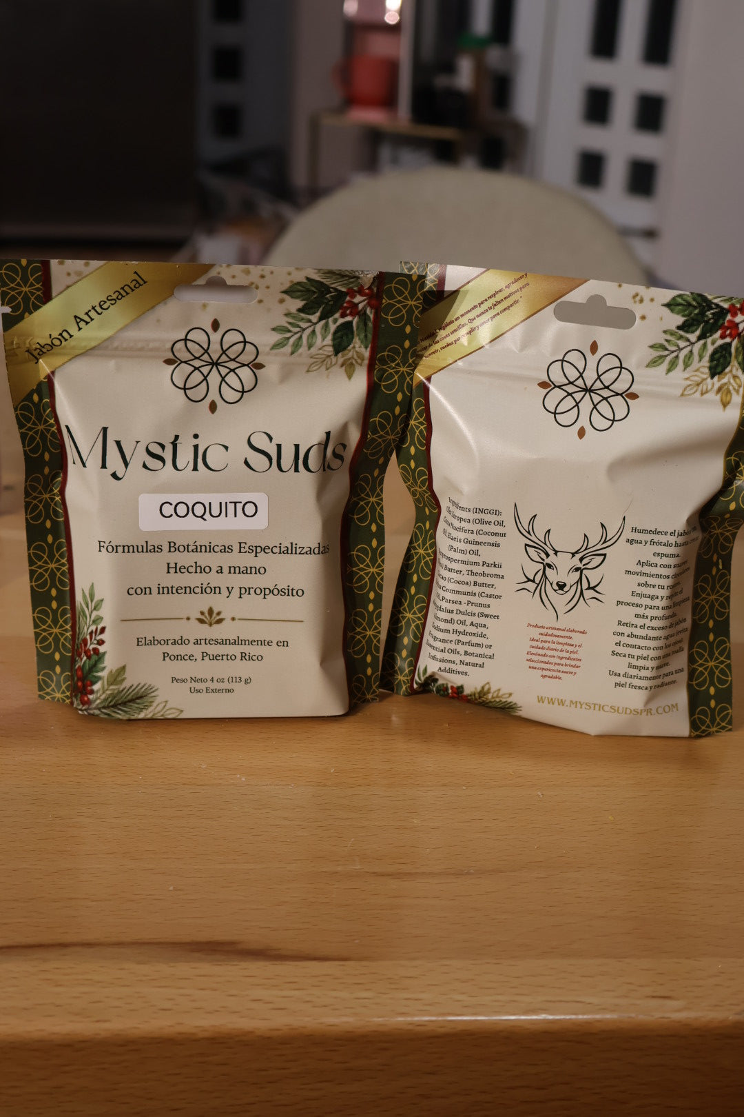 Jabón artesanal de Coquito Mystic Suds en empaque festivo